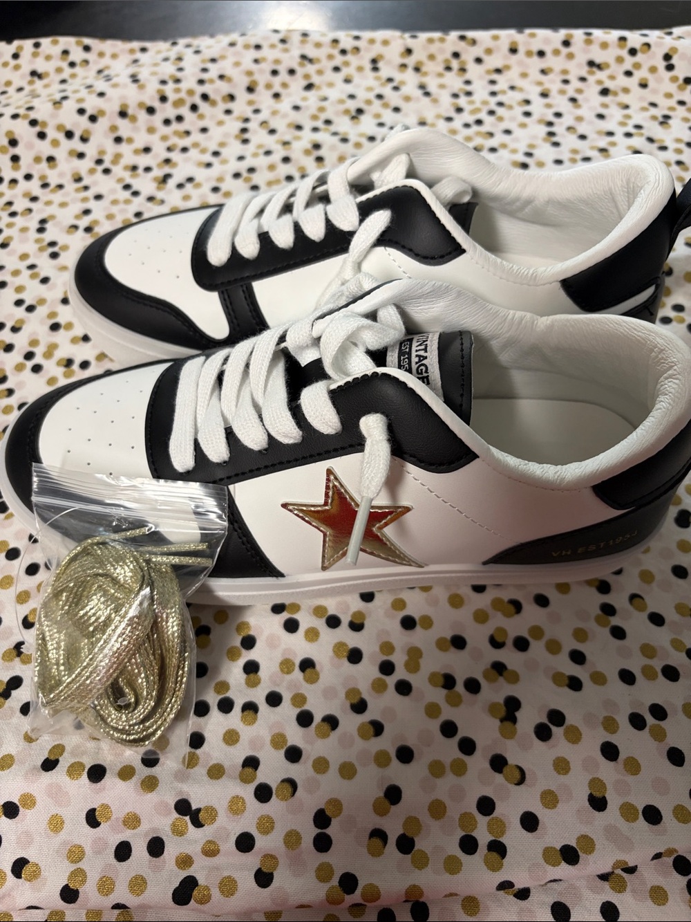NWT size 7 black and white Vintage Havana sneakers